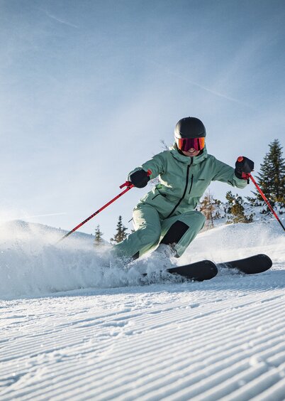 Eine Skifahrerin fährt auf den frisch präparierten Pisten der Reiteralm Ski.  | © Jakob Ertl