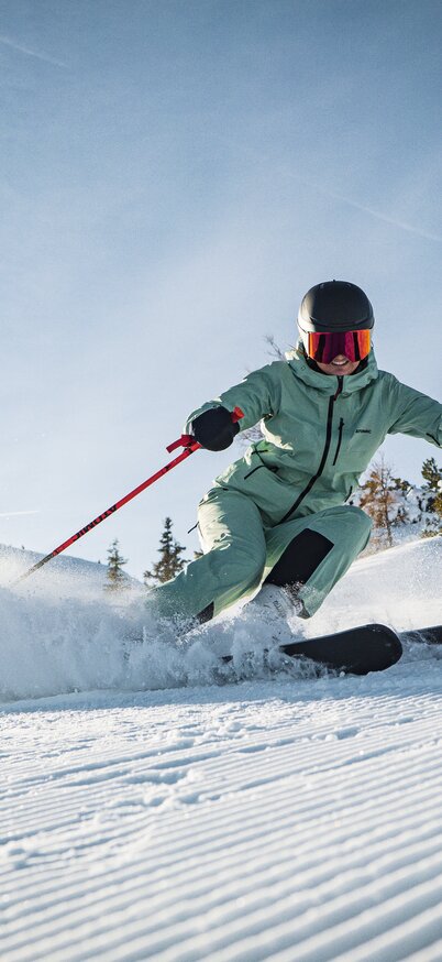 Eine Skifahrerin fährt auf den frisch präparierten Pisten der Reiteralm Ski.  | © Jakob Ertl