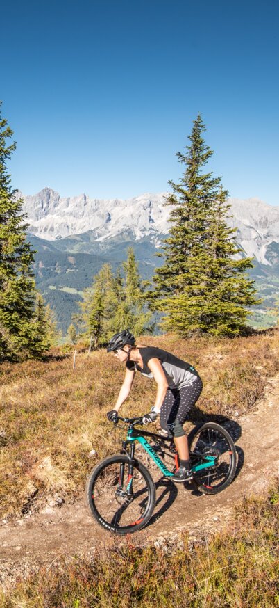 Ein Familie mit 2 Kinden fährt mit den Bikes die Reiteralm Trails hinunter. | © Lorenz Masser Fotografie