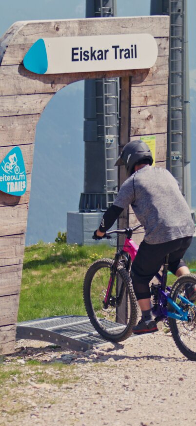 Ein Biker steht am Starttor des Eiskar Trail - Reiteralm Trails | © Gerald Grünwald