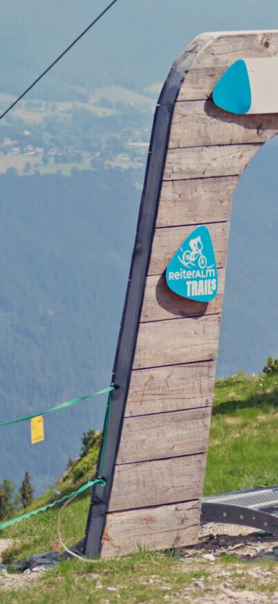 Ein Biker steht am Starttor des Eiskar Trail - Reiteralm Trails | © Gerald Grünwald