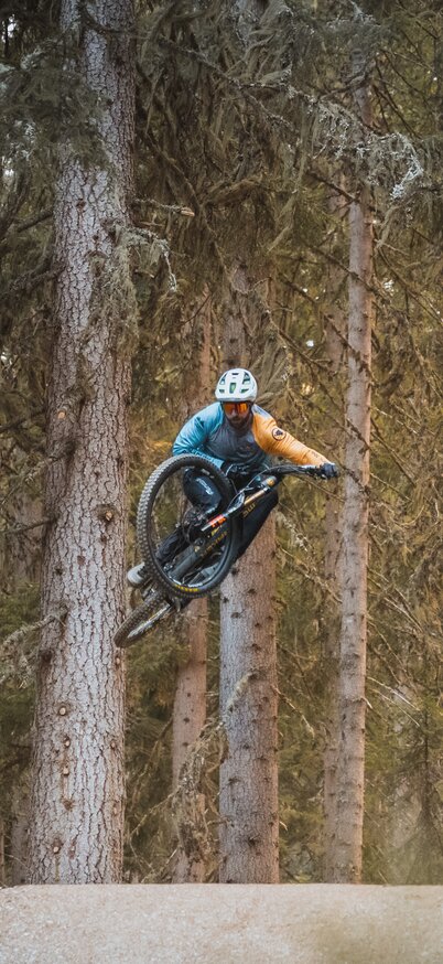 Biker springt auf einem der Strecken von den Reiteralm Trails | © Johannes Bitter