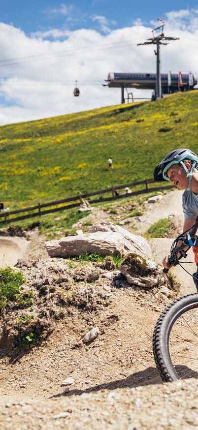 Kinder fahren mit den Bikes die Junior Trails auf der Reiteralm hinunter. | © Gerald Grünwald