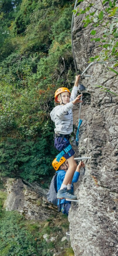 2 junge Kletterer hängen in den Seilen beim Goas Steigl, Reiteralm. | © Gerald Grünwald