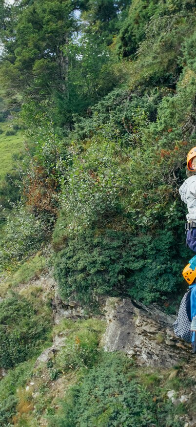 2 junge Kletterer hängen in den Seilen beim Goas Steigl, Reiteralm. | © Gerald Grünwald