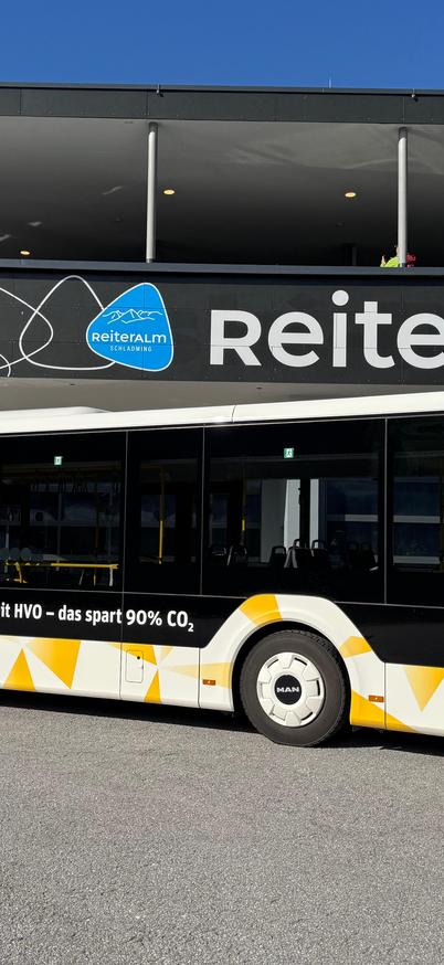 Wander- und Bikebus steht an der Haltestelle bei der Talstation Preunegg Jet der Reiteralm | © Reiteralm Bergbahnen