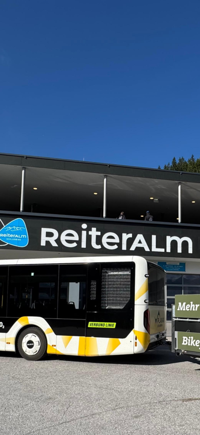 Wander- und Bikebus steht an der Haltestelle bei der Talstation Preunegg Jet der Reiteralm | © Reiteralm Bergbahnen