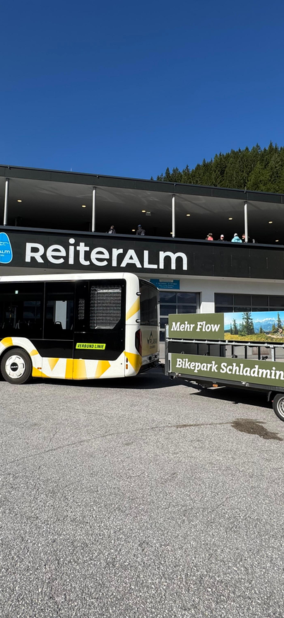 Wander- und Bikebus steht an der Haltestelle bei der Talstation Preunegg Jet der Reiteralm | © Reiteralm Bergbahnen