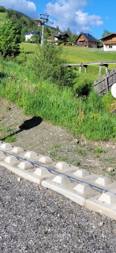 Vier E-Ladestationen auf der Reiteralm nebeneinander. Im Hintergrund die Nachbarschaft der Reiteralm. | © Reiteralm Bergbahnen