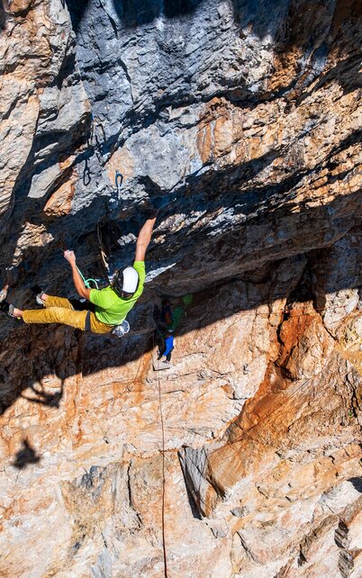 Die Kletterer Roman Mayerl und Michael Perhab bei der Rotpunktbegehung an der Südwand des Dachsteins während des Drehs für die ServusTV-Serie "Bergwelten" am 7. Septemer 2023, Ramsau am Dachstein, Steiermark, Österreich | © ServusTV / TwoNiksFilm