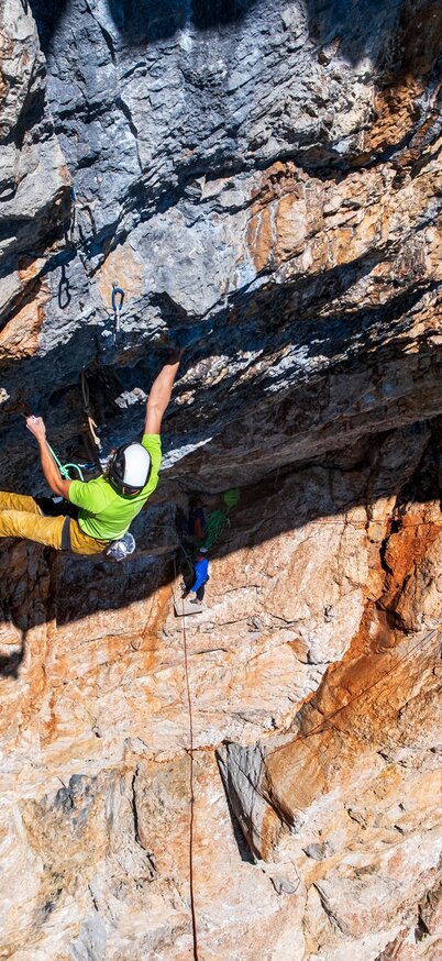 Die Kletterer Roman Mayerl und Michael Perhab bei der Rotpunktbegehung an der Südwand des Dachsteins während des Drehs für die ServusTV-Serie "Bergwelten" am 7. Septemer 2023, Ramsau am Dachstein, Steiermark, Österreich | © ServusTV / TwoNiksFilm