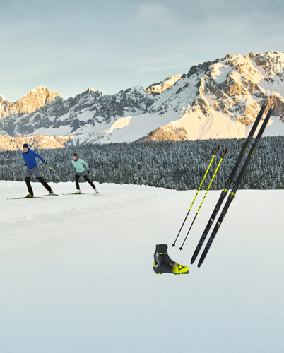 Langlauf-Ausrüstung vor atemberaubender Bergkulisse mit frischem Schnee.