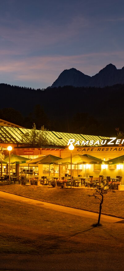 Gebäude in der Nacht das beleuchtet ist | © Hans-Peter Steiner