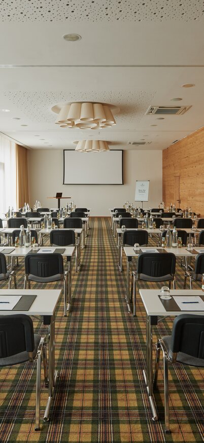 großer Seminarraum mit vielen Stühlen und Tischen, viel Tageslicht | © Falkensteiner Hotel Schladming