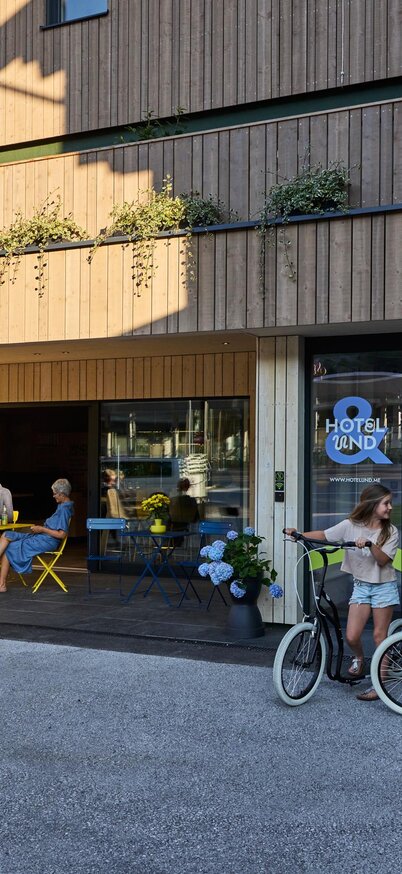 Hotel UND Schladming Eingangsbereich Sommer | © SOPHIE KIRCHNER