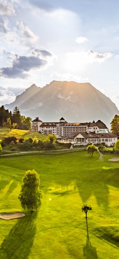 großes Gebäude mit viel Grünfläche und schönen Heimberg im Hintergrund. | © Thomas Sattler