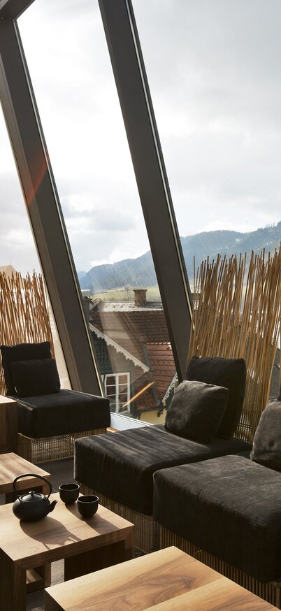 Moderne Lounge mit Aussicht auf die Berge und eine stilvolle Einrichtung. | © © Cathrine Stukhard