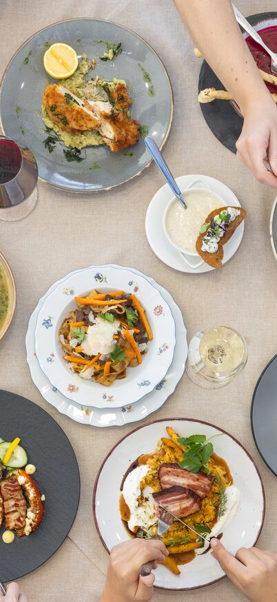 13.10.2025, Gröbming, Steiermark, Österreich (Austria): Schladming-Dachstein Almkulinarik by Richard Rauch - Edition Winter 2025/26 - im Bild eine Übersicht über alle Gerichte 
Fotocredit: Martin Huber