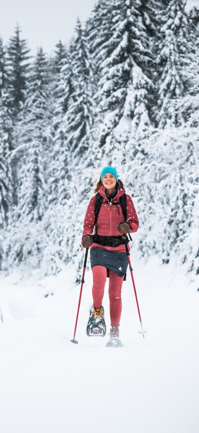 Eine Dame beim Winterwandern mit Schneeschuhe | © Mathäus Garnter