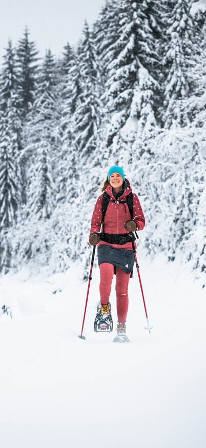 Eine Dame beim Winterwandern mit Schneeschuhe | © Mathäus Garnter