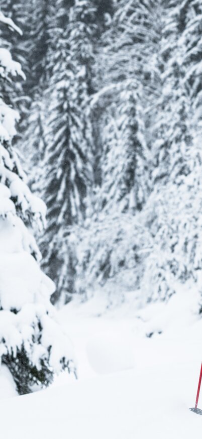 Eine Dame beim Winterwandern mit Schneeschuhe | © Mathäus Garnter