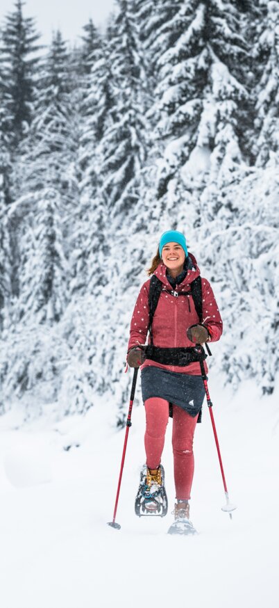 Winterwandern | © Mathäus Garnter Eine Dame beim Winterwandern mit Schneeschuhe | © Mathäus Garnter
