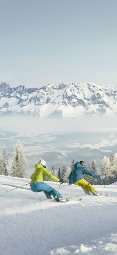 Zwei Personen ziehen Schwünge auf einer frisch präparierten Piste | © Peter Burgstaller