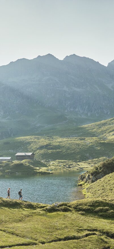 Wanderer gehen entlang der Giglachseen aus weiter Entfernung | © Peter Burgstaller