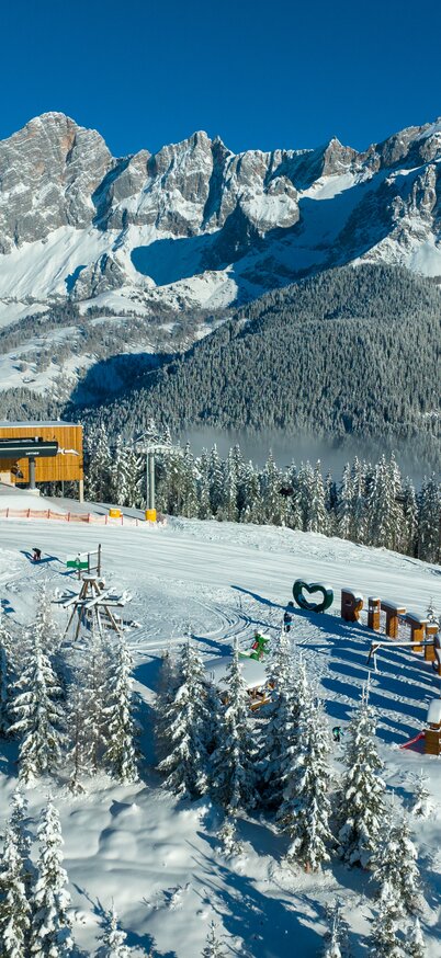 Skifahren Rittisberg | © photo-austria - Hans-Peter Steiner Panorama mit Dachsteinblick und Bergstation Rittisberg | © photo-austria - Hans-Peter Steiner