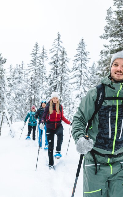 Mehrere Personen beim Schneeschuhwandern | © Mathäus Garnter