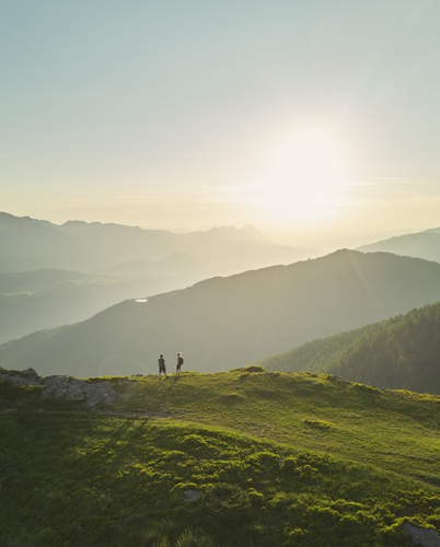 2 Wanderer am Rundweg Gasselhöhe mit dem Blick auf das Ennstal | © Peter Burgstaller
