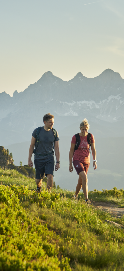 2 Wanderer am Weg auf dem Gasselhöhe Rundweg auf der Reiteralm | © Peter Burgstaller