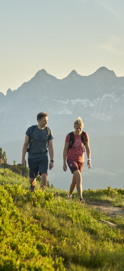 2 Wanderer am Weg auf dem Gasselhöhe Rundweg auf der Reiteralm | © Peter Burgstaller