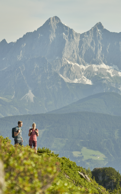 2 Wanderer auf dem Weg zum Gasselhöhe Gipfelkreuz auf der Reiteralm | © Peter Burgstaller
