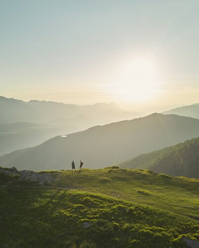 2 Wanderer am Gasselhöhe Rundweg auf der Reiteralm mit Blick ins Ennstal | © Peter Burgstaller