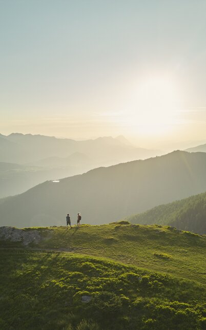 2 Wanderer am Gasselhöhe Rundweg auf der Reiteralm mit Blick ins Ennstal | © Peter Burgstaller