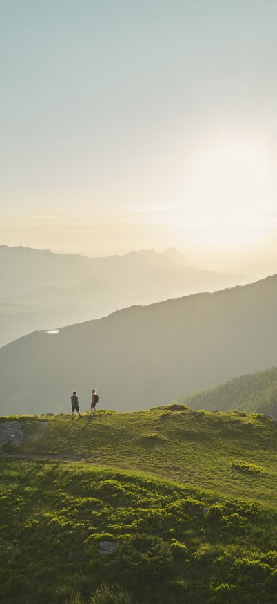 Gasselhöhe Rundweg mit Blick ins Ennstal | © Peter Burgstaller 2 Wanderer am Gasselhöhe Rundweg auf der Reiteralm mit Blick ins Ennstal | © Peter Burgstaller