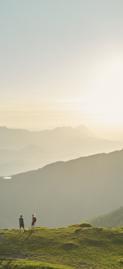 2 Wanderer am Gasselhöhe Rundweg auf der Reiteralm mit Blick ins Ennstal | © Peter Burgstaller