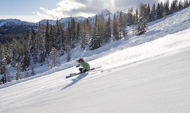 Sportlicher Skifahrer auf der Piste | © Mirja Geh