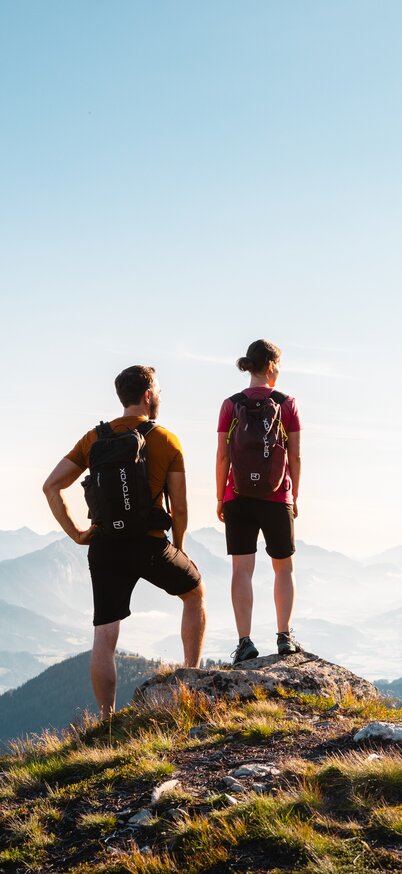© Mathäus Gartner Wanderer mit Blick ins Ennstal vom Hauser Kaibling | © Mathäus Gartner