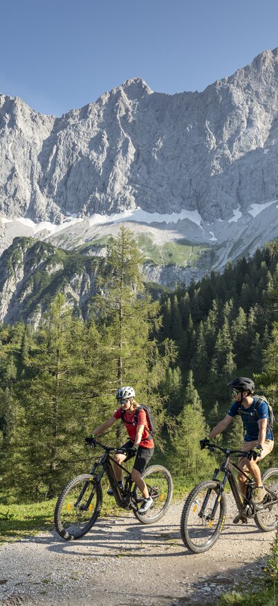Biker mit Blick auf das Dachstein Dreigestirn | © Lorenz Masser