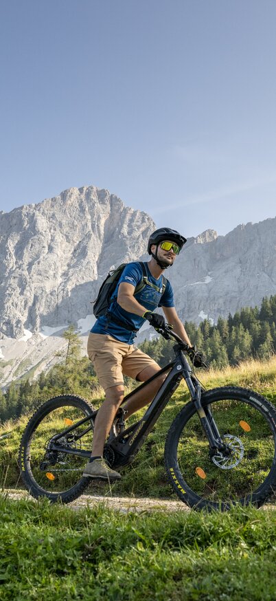 BIker mit Blick auf das Dachstein Dreigestirn | © Lorenz Masser