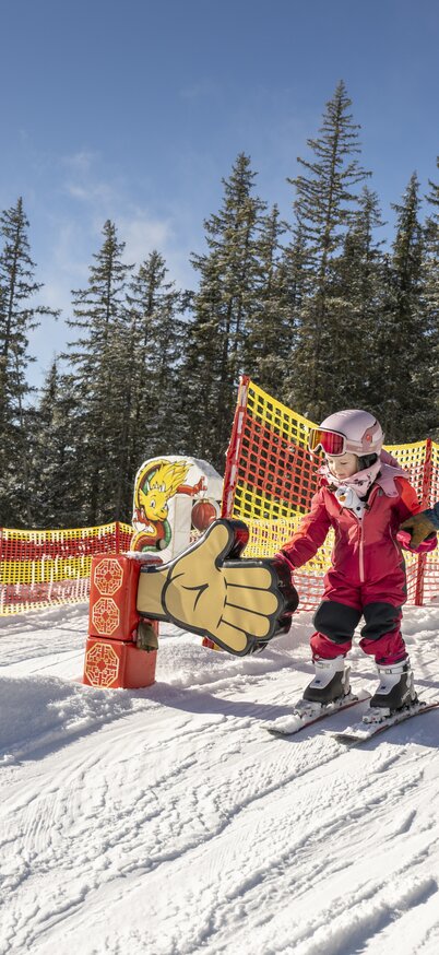 Skilehrerin mit Kleinkind im Kinderland in Schladming-Dachstein | © Lorenz Masser