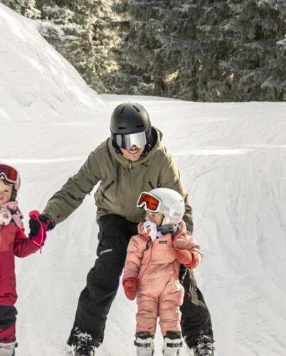 Familie fährt Ski in einer tief verschneiten Winterlandschaft | © Lorenz Masser