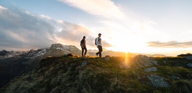 Wanderung in den Alpen bei Sonnenuntergang | © Mathäus Gartner