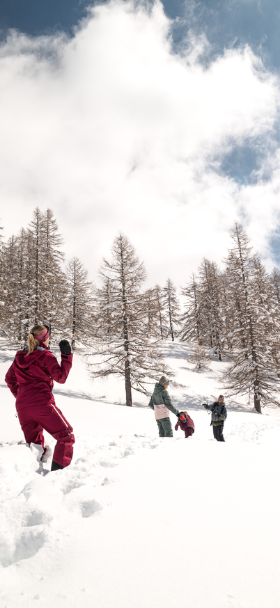 Vier Personen im Schnee, umgeben von verschneiten Bäumen. | © Marlene Eggmayr