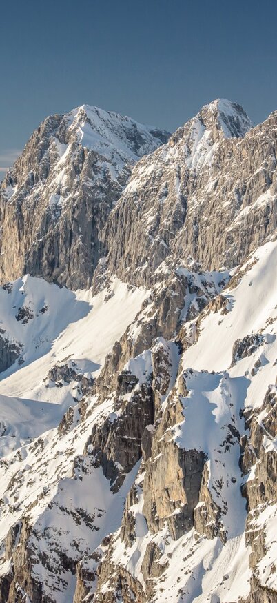 Winterlicher Flug übers Ennstal | © Christoph Huber Tief verschneite Winterlandschaft der Dachstein Südwand von oben aus dem Flugzeug | © Christoph Huber