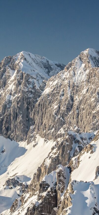 Winterlicher Flug übers Ennstal | © Christoph Huber Tief verschneite Winterlandschaft der Dachstein Südwand von oben aus dem Flugzeug | © Christoph Huber