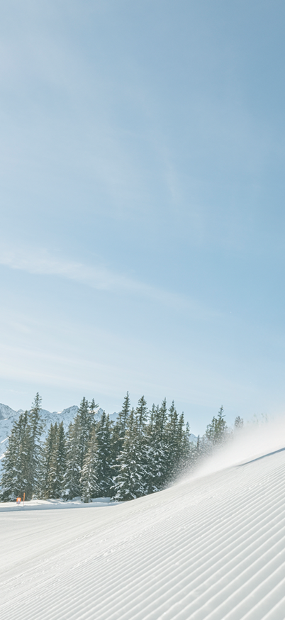 Eine frisch präparierte Skipiste auf der Planai bei strahlend blauem Himmel | © Peter Burgstaller