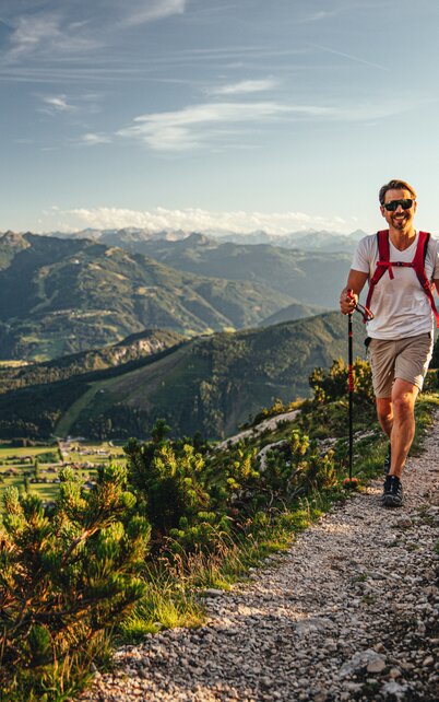 Wanderer mit Ausblick auf Schladming im Hintergrund | © Christine Höflehner